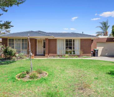 4 BEDROOM FAMILY HOME WITH MULTIPLE LIVING AREAS - Photo 4