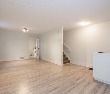**BEAUTIFUL** 3 Bedroom Semi-Detached House in Welland!! - Photo 6