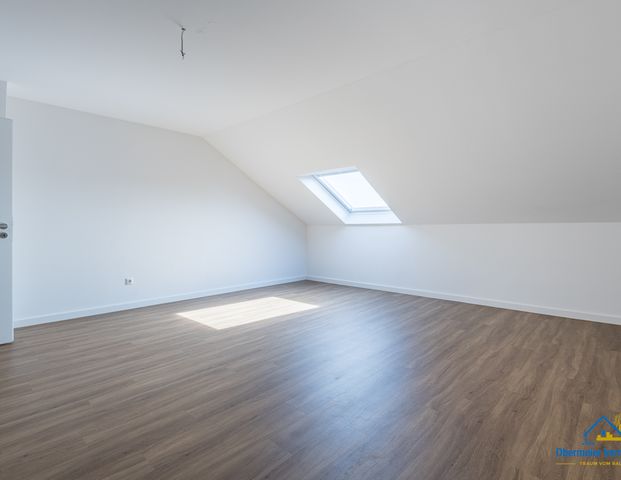 Top-sanierte Dachgeschosswohnung mit Garage und EBK in idyllischer Lage - Photo 1