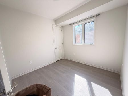 For Lease - 98 Donald Cameron Crescent, Clarington, Ontario - Photo 3