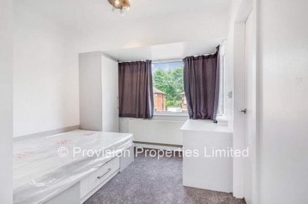 6 Bedroom Houses in Headingley - Photo 4