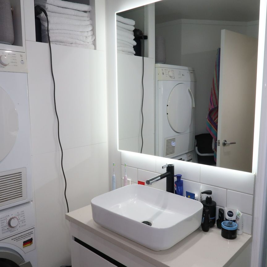 Spacious Two-Bedroom Apartment in Auckland CBD - Photo 1