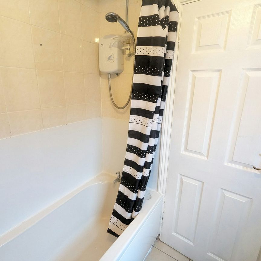 Terraced House to rent on - Photo 1