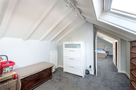 A charming two bedroom Mews House, which is available to the market unfurnished. - Photo 3