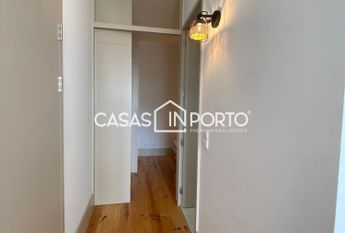 Apartamento T0+1 para arrendamento na Rua Santa Catarina, Porto