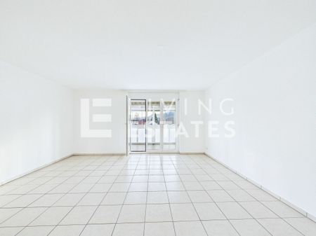 A SPACIOUS LIVING ROOM WITH COMFORT AND VIEW - Photo 4