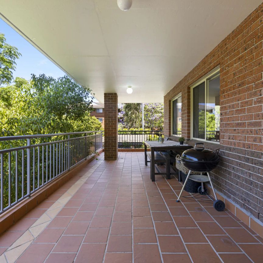 Modern Apartment with Expansive Wrap-Around Balcony – Prime Hornsby Location - Photo 1
