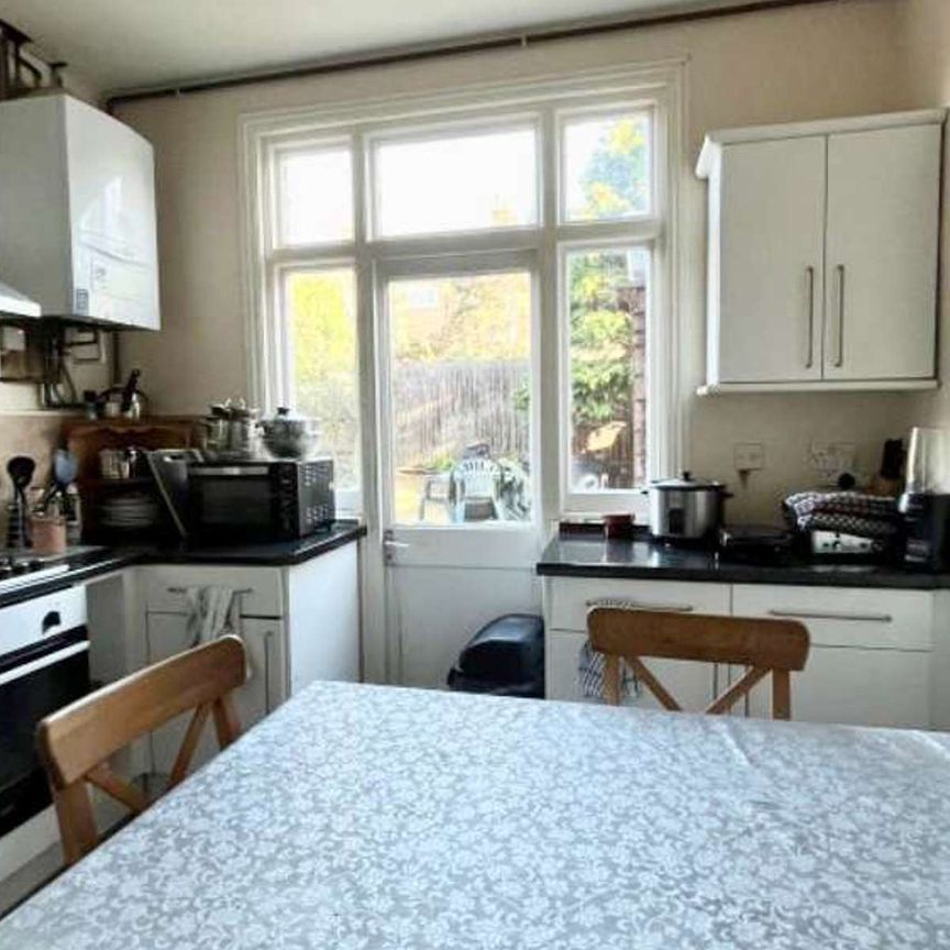 Chasefield Road Room 5 - Photo 1