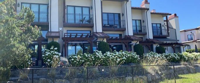 Beachside Townhouse Lower Mission (Furnished) | 14 - 3756 Lakeshore Road, Kelowna - Photo 1