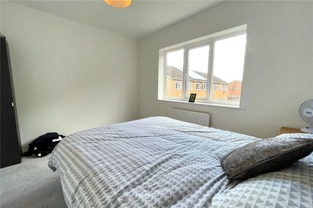 Newton Way, Tongham, Surrey, GU10 - Photo 5