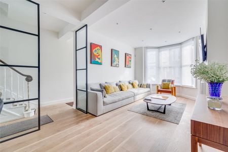 An immaculate recently refurbished five bedroom family home in prime location of Parsons Green. EPC rating C. - Photo 3