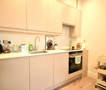 High Street, Berkshire High Street, Berkshire - Photo 2