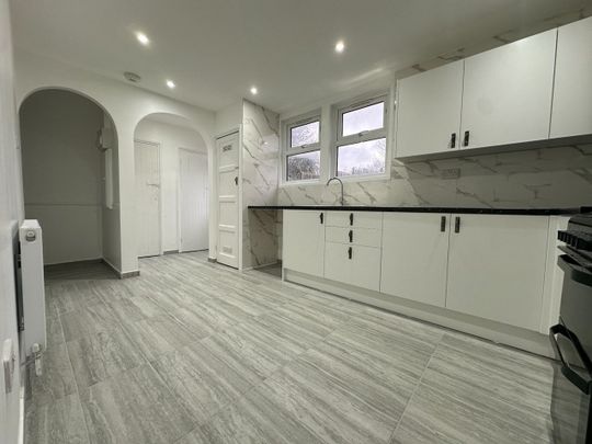 3 Bed Semi-Detached House, Holburne Road, SE3 - Photo 1