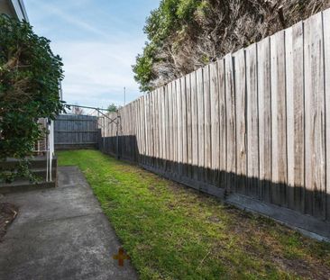 BRIGHT & SUNNY | LOW MAINTENANCE | IDEAL LOCATION - Photo 3