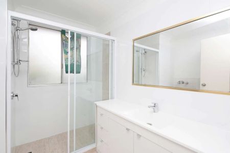 Convenient St Luica Apartment – Spacious, Stylish, and Perfectly Located - Photo 5