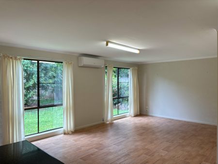 Large 4 bedroom family home in lovely estate - Property not suitable for pets as not fenced. - Photo 5