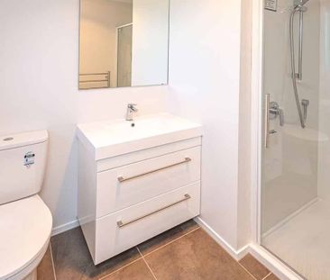 3 Bedroom, 2 Bathroom with Double garage - Photo 5