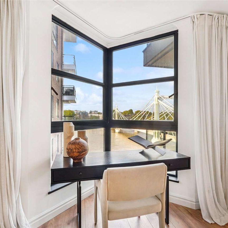 An immaculate two bedroom apartment in the prestigious Waterside Point building. - Photo 1