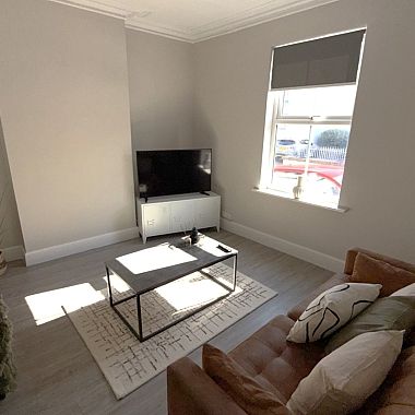 Amazing 4 bedroom House with 2 bathrooms - Photo 1