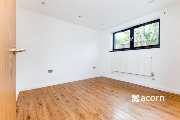Flat to rent - Webster Road, London, SE16 - Photo 1