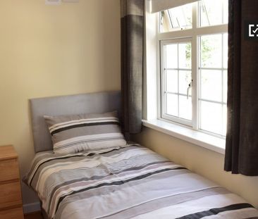 Twin bedroom in 5-bedroom apartment in Clondalkin, Dublin - Photo 6