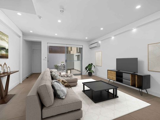 Split Level 3 bedroom Apartment **ACCESS THROUGH COUNCIL PARKING AT REAR** - Photo 1