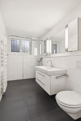 Spacious 5.5-room apartment with garden access in Seefeld - Photo 1