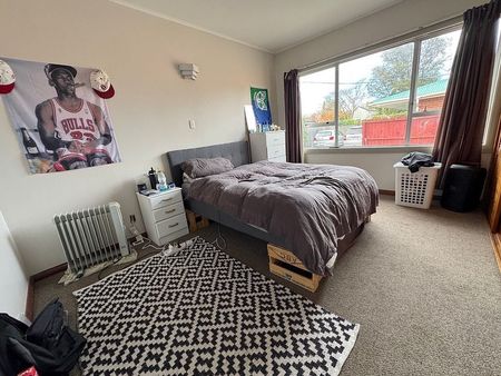 Partially furnished, rent includes gardening. - Photo 2