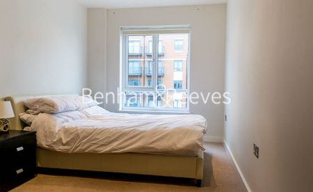 2 Bedroom flat to rent in Curtiss House, Heritage Avenue, NW9 - Photo 3