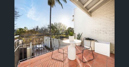 Victorian Elegance With A Dazzling City Backdrop - Photo 3