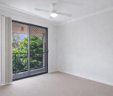 Spacious 3-Bedroom Townhouse with Extra Driveway Parking & Air-Cond... - Photo 2