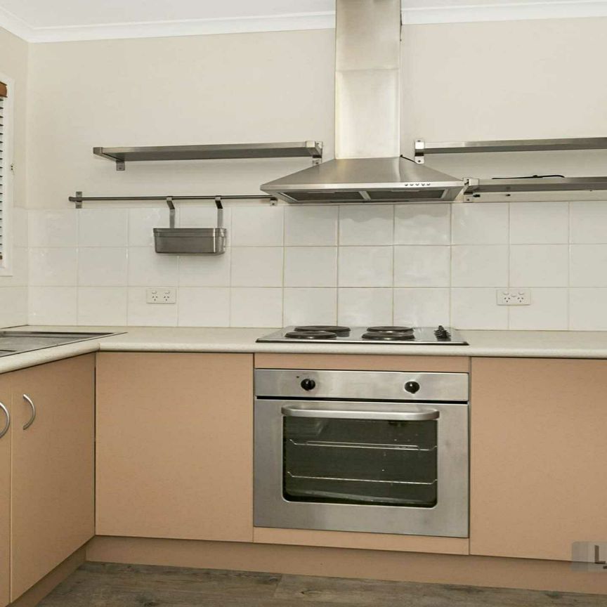 Spacious 2 Bedroom Townhouse with Balcony, Courtyard & Air Conditioning | Available 08/05/2026 - Photo 1