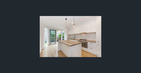 Hamptons-Style 3-Bed Townhouse with Private Courtyard - Photo 5