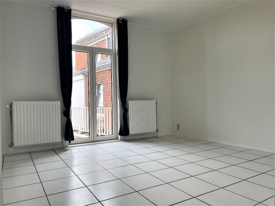 Ruim tweeslaapkamer-appartement met terras in het centrum - Photo 1