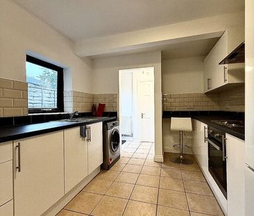 2 Bed Terraced House, Bath Road, E7 - Photo 3