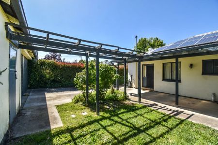 Cottage with Established Gardens & Ideal Location - Photo 2