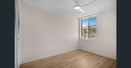 Prime Burleigh Location – Walk to the Beach! - Photo 2