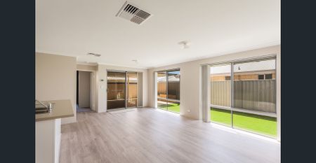 BEST KEPT SECRET IN SECRET HARBOUR ! - Photo 4