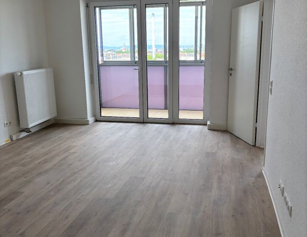 Zentrale 2-Zimmer-Wohnung im Hochhaus – modernisiert & lichtdurchflutet - Photo 1