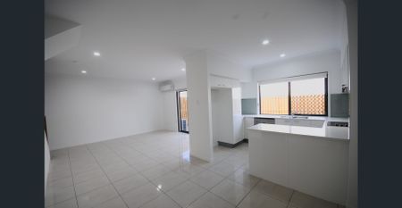 Rare Double Garage Unit in a quiet complex! - Photo 2