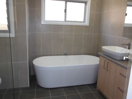 Four bedroom free standing duplex - Photo 4