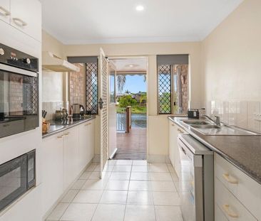 Waterfront Townhouse in Coveted Varsity Cul‑de‑sac – Rarely Available! - Photo 2