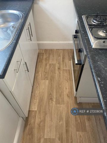 2 bedroom semi-detached house to rent - Photo 3