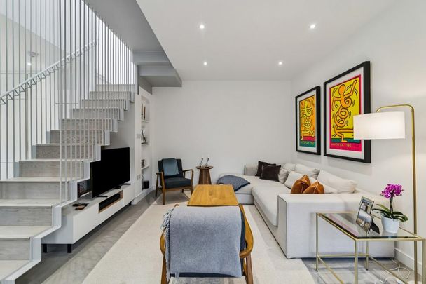 3 bedroom mews to rent - Photo 1