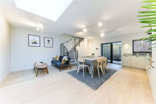 Superbly presented 3 bedroom house to rent boasting private terrace and set over 2 floors. - Photo 1