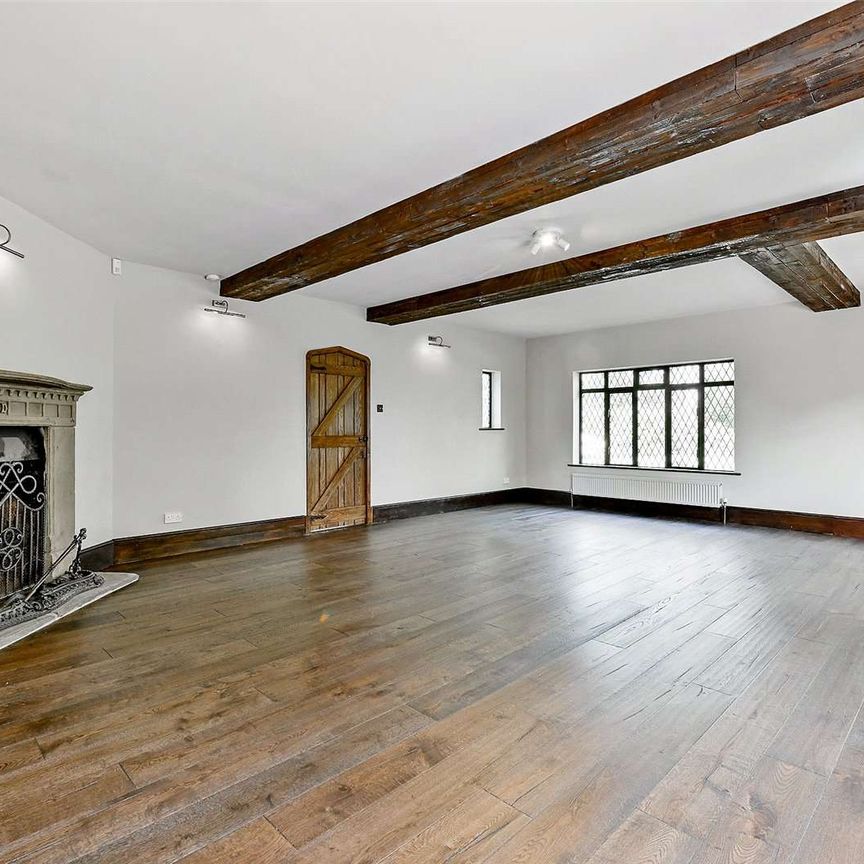 A magnificent home on with high specifications and a large private garden in the sought-after village of Englefield Green - Photo 1