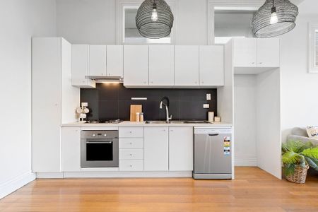 Charming 2-Bedroom House in Prime Port Melbourne Location - Photo 5