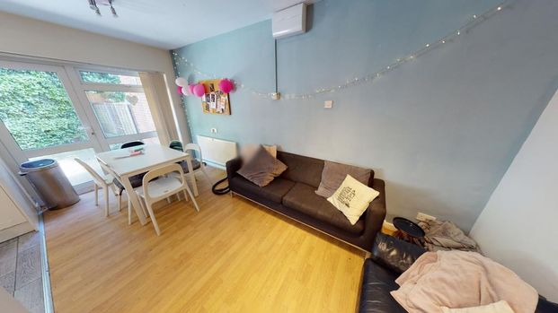 4 bedroom semi-detached house to rent - Photo 1