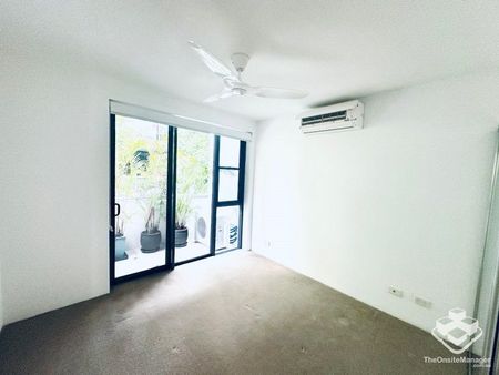 Immaculate River Front Villa - Photo 5