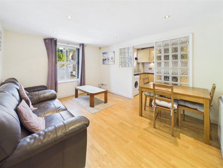 1 bedroom Flat to rent - Photo 2